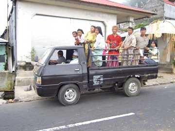 Balinesen auf dem Weg zu einer Zeremonie