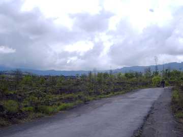 Strasse fuer lava-transportierende Trucks