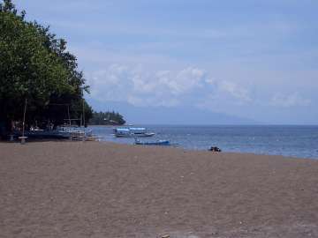 Strand mit schwarzem Sand