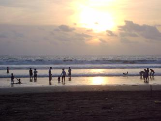 Lebendiger Strand vor Sonnenuntergang