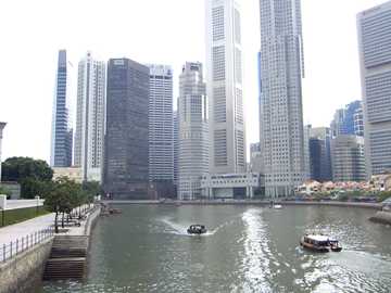 Fluss und Wolkenkratzer