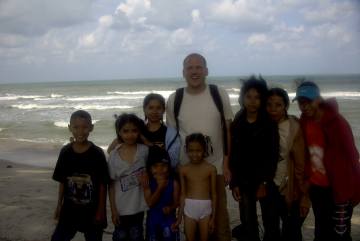Kinder am Strand von Songkhla